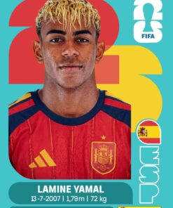 Un joven futbolista de pelo corto y rubio viste la camiseta roja y amarilla de la selección española. El texto muestra su nombre, Lamine Yamal, fecha de nacimiento, altura, peso, club (FC Barcelona), y presenta los logotipos de España y de la FIFA.