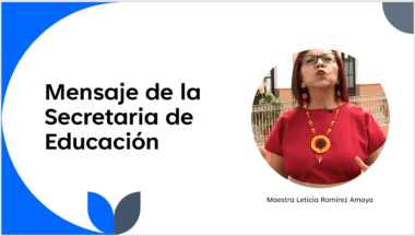 Diapositiva con texto en español que dice "Mensaje de la Secretaria de Educación". Hay una foto circular de una mujer con blusa roja y collar de flores a la derecha, etiquetada "Maestra Leticia Ramírez Amaya". La diapositiva tiene elementos de diseño azules y grises.