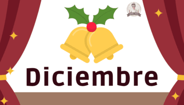 Dos campanas amarillas con acebo y una baya roja sobre la palabra "Diciembre" en un escenario con cortinas rojas y estrellas amarillas.