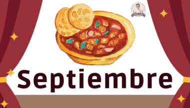 Ilustración de un tazón de pozole con dos tostadas encima, rodeado de cortinas rojas y estrellas amarillas. La palabra "Septiembre" está escrita en letras grandes debajo del tazón.