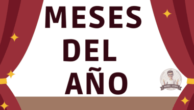 Fondo blanco con cortinas rojas y estrellas amarillas a los lados. Un gran texto en negrita en español dice "MESES DEL AÑO". En la esquina inferior derecha aparece un pequeño logotipo circular con el dibujo de una persona y texto.
