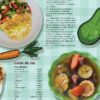 Manual para personas que preparan, distribuyen y venden alimentos en las escuelas !GRATIS PowerPoint Editable! 25 Se muestran tres platos sobre un fondo verde. El plato superior izquierdo es una ensalada con verduras y aguacate. El plato inferior es un tazón de sopa de carne con maíz y verduras. El texto ofrece recetas en español para la sopa y otros platos.
