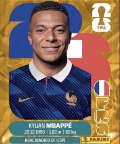 Una tarjeta Panini FIFA muestra a Kylian Mbappé con la camiseta azul de Francia. Su nombre, fecha de nacimiento, altura, peso y club (Real Madrid CF) aparecen debajo, con la bandera francesa y los logotipos de la FIFA sobre fondo dorado.