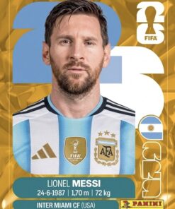 Tarjeta de fútbol Panini en la que aparece Lionel Messi con la camiseta de Argentina, con su nombre, fecha de nacimiento, estatura (1,70 m), peso (72 kg), equipo (Inter Miami CF) y logotipos de la FIFA y de la selección nacional sobre fondo dorado.