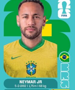 Retrato del futbolista brasileño Neymar Jr con una camiseta amarilla de Brasil, con su nombre, fecha de nacimiento, altura, peso y club (Santos FC). También aparecen gráficos de la FIFA y de la bandera de Brasil, además del logotipo 