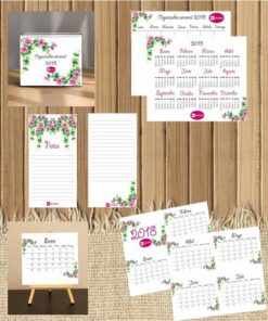 Varios diseños de calendarios con temas florales de 2018 exhibidos sobre superficies de madera, incluido un planificador, calendarios mensuales y un Organizador Semanal 2018, todos con detalles florales en rosa y verde.