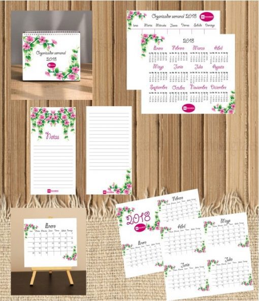 Varios diseños de calendarios con temas florales de 2018 exhibidos sobre superficies de madera, incluido un planificador, calendarios mensuales y un Organizador Semanal 2018, todos con detalles florales en rosa y verde.