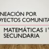 Tobogán con fondo liso blanco y suelo de madera. El texto de la diapositiva dice: "Planeación por Proyecto Comunitario Matemáticas 1 Secundaria". Este enfoque se alinea con el programa analítico de la nueva escuela mexicana.