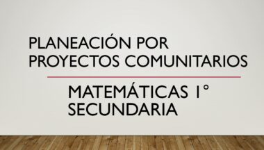 Tobogán con fondo liso blanco y suelo de madera. El texto de la diapositiva dice: "Planeación por Proyecto Comunitario Matemáticas 1 Secundaria". Este enfoque se alinea con el programa analítico de la nueva escuela mexicana.