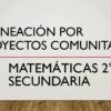 El texto sobre un fondo blanco sobre un piso de madera dice: "Planeación por Proyecto Comunitario Matemáticas 2 Secundaria", destacando los esfuerzos de colaboración en la planificación de proyectos comunitarios bajo la nueva escuela mexicana.