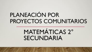 El texto sobre un fondo blanco sobre un piso de madera dice: "Planeación por Proyecto Comunitario Matemáticas 2 Secundaria", destacando los esfuerzos de colaboración en la planificación de proyectos comunitarios bajo la nueva escuela mexicana.