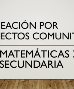 Un cartel blanco con piso de madera en la parte inferior muestra el texto "Planeación por Proyecto Comunitario Matemáticas 3 Secundaria" en letras negras y rojas, resaltando su alineación con la nueva escuela mexicana.