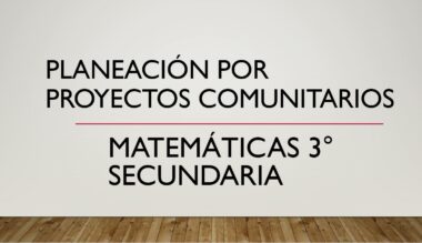 Un cartel blanco con piso de madera en la parte inferior muestra el texto "Planeación por Proyecto Comunitario Matemáticas 3 Secundaria" en letras negras y rojas, resaltando su alineación con la nueva escuela mexicana.