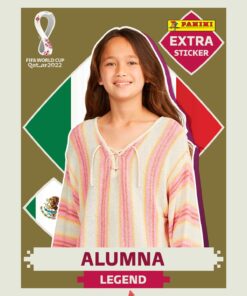 A Figuritas Stikers/Cromos Editables Mundial Qatar 2022 ] PANINI que presenta a una mujer sonriente con cabello largo y un suéter a rayas. El fondo muestra la bandera mexicana y el logo de la Copa Mundial de la FIFA Qatar 2022. La calcomanía, que forma parte de la colección Mundial Qatar 2022, tiene la etiqueta 