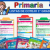 Gráfico educativo en color para la escuela primaria, que muestra tres hojas de evaluación de listas de control para primer curso, etiquetadas por temas, encima de varias portadas de libros de texto y un icono de un alumno con un lápiz en la mano. El texto dice: "Listas de Cotejo 1° Grado".