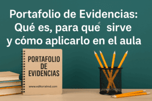 Un cuaderno con la etiqueta "Portafolio de Evidencias" se encuentra sobre un escritorio con lápices, frente a una pizarra verde que dice: "Portafolio de Evidencias: Qué es, para qué sirve y cómo aplicarlo en el aula.
