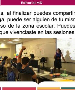 Una maestra de pie frente a una clase explica información proyectada en una pantalla. Varios estudiantes en sus asientos levantan la mano mientras ven al frente. El aula tiene decoraciones y materiales didácticos.