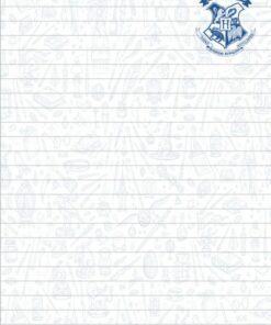 Un diario o notas de Ravenclaw con ilustraciones tenues estilo garabato de varios artículos escolares mágicos. En la esquina superior derecha, hay un emblema azul que representa el escudo de Hogwarts con las palabras 