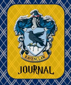 Un diario o notas de Ravenclaw con el escudo de Ravenclaw, con un águila y detalles en azul sobre un fondo a cuadros amarillo. La palabra 