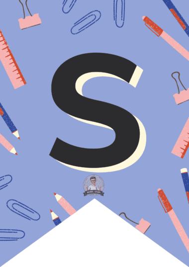 Una gran letra "S" negra sobre una pancarta morada decorada con dibujos de lápices, reglas, clips, bolígrafos y clips para carpetas. Cerca de la parte inferior aparece un pequeño logotipo circular con una persona y texto.
