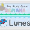 Un cartel enmarcado con colores pastel reza "Los días de la SEMANA" en la parte superior con un sombrero de Pikachu, y "Lunes" debajo junto a una Poké Ball.