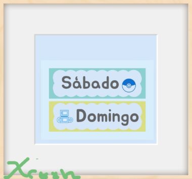 Impresión enmarcada con "Sábado" sobre fondo azul junto a una Poké Ball, y "Domingo" sobre fondo verde junto a un icono de Nintendo DS. El cristal refleja algo de luz; hay una firma verde en la esquina.