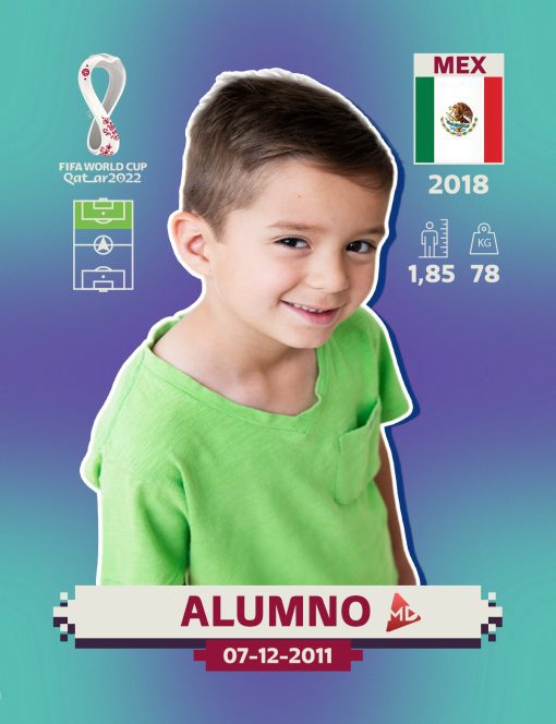 Un niño está sonriendo a la cámara. El texto de la imagen incluye "Copa Mundial de la FIFA Qatar 2022", "MEX", "2018", "1.85", "78", "ALUMNO" y "07-12-2011". También se muestra la bandera mexicana. El niño, que aparece listo para recoger sus Figuritas Stikers/Cromos Editables Mundial Qatar 2022 ] PANINI, está vestido
