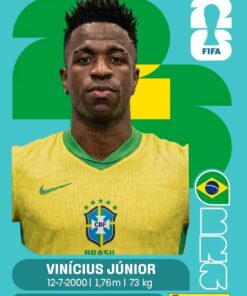 Un adhesivo digital Panini de Vinícius Júnior con la camiseta amarilla de fútbol de Brasil, con sus estadísticas: fecha de nacimiento 12-7-2000, altura 1,76m, peso 73kg. Se aprecian los logotipos del Real Madrid CF y de la FIFA.