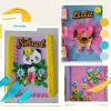 Cuatro cuadernos decorados con portadas vibrantes, creados con CURSO DE FOAMY, con diseños 3D de animales y flores, y nombres personalizados. Cada cuaderno está adornado con adornos coloridos como cuentas y cintas.