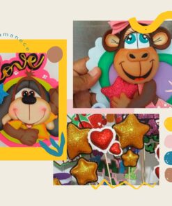 Un colorido collage con artículos hechos a mano, incluido un divertido juguete de peluche Curso de Foamy que se asemeja a un oso con mejillas en forma de corazón, un vibrante recorte de papel de una vaca sonriente y galletas brillantes en forma de estrella.