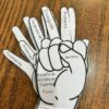 Un recorte de papel con forma de mano diseñado para un **Interactivo para reporte de lectura**. Cada dedo etiquetado dice: "Primero", "Enseguida", "Después de", "Entonces" y "Finalmente". Los espacios para "Nombre" y "Título" están escritos en la base, lo que la convierte en una herramienta ideal para informes de lectura.