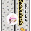 Marcapáginas decorativo con diseño de temática de graduación. El fondo tiene birretes, diplomas y estrellas. El texto lee 