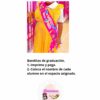 Un niño con un vestido amarillo a cuadros y una banda colorida se para frente a un fondo rosa y blanco. El texto dice: 