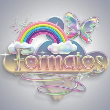 Gráfico iridiscente con la palabra "Formatos" en letras pastel brillantes, decorado con un arco iris, nubes, una mariposa holográfica, destellos y salpicaduras metálicas fluidas, todo sobre un fondo de degradado suave.