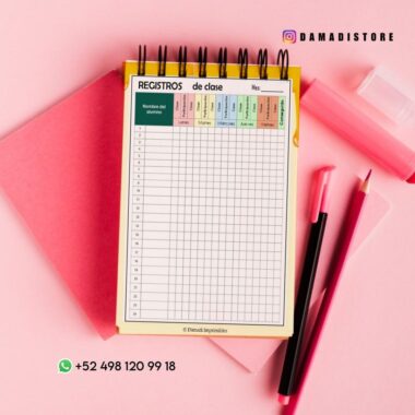 Una hoja de asistencia a clase en una tablilla con sujetapapeles sobre un cuaderno rosa, rodeada de un bolígrafo, un rotulador fluorescente y una regla transparente sobre fondo rosa. Las redes sociales y los datos de contacto de WhatsApp están visibles.