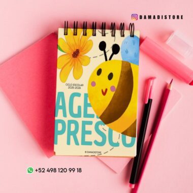 Un cuaderno de espiral con una ilustración de una abeja y una flor en la portada descansa sobre una superficie rosa, rodeado de un sobre rosa, un bolígrafo y un rotulador fluorescente. También se ven los contactos de las redes sociales y un número de WhatsApp.