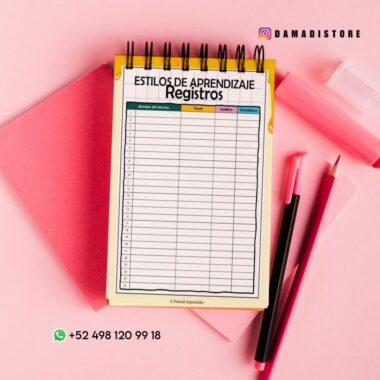 Un cuaderno de espiral con la etiqueta "Estilos de Aprendizaje Registros" sobre una superficie rosa con una carpeta rosa, rotuladores y bolígrafo cerca. La tabla tiene columnas para los nombres de los alumnos y los estilos visual, auditivo y cinestésico.
