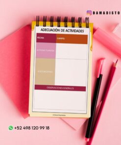 Un bloc de notas con una plantilla de planificación de actividades sobre un cuaderno rosa, rodeado de material de papelería rosa, como un bolígrafo, un rotulador y clips. La plantilla tiene secciones para la fecha, el campo, la actividad planeada y observaciones generales.