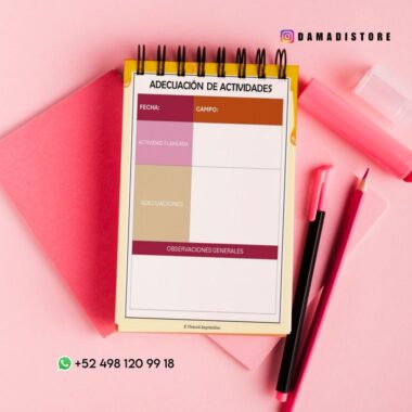 Un bloc de notas con una plantilla de planificación de actividades sobre un cuaderno rosa, rodeado de material de papelería rosa, como un bolígrafo, un rotulador y clips. La plantilla tiene secciones para la fecha, el campo, la actividad planeada y observaciones generales.
