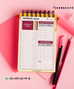 Una hoja de informe de asistencia encuadernada en espiral en un portapapeles rosa se coloca sobre una superficie rosa con un cuaderno rosa, un subrayador rosa, un bolígrafo negro y un clip rosa cerca. Los datos de contacto e Instagram están visibles.