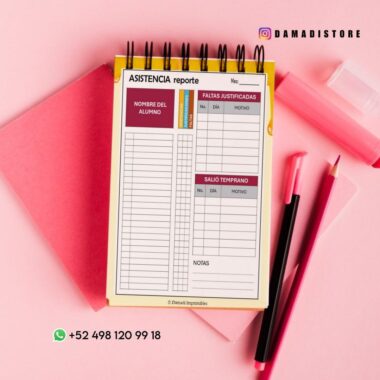 Una hoja de informe de asistencia encuadernada en espiral en un portapapeles rosa se coloca sobre una superficie rosa con un cuaderno rosa, un subrayador rosa, un bolígrafo negro y un clip rosa cerca. Los datos de contacto e Instagram están visibles.