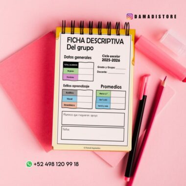 Una hoja informativa descriptiva del grupo en un portapapeles con papel de carta rosa y un cuaderno, con secciones para el número de alumnos, estilos de aprendizaje, promedios y notas. La información de contacto y las redes sociales también están visibles.