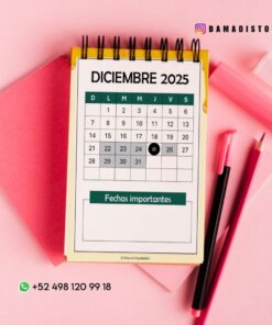 Un calendario de escritorio en espiral abierto hasta diciembre de 2025 descansa sobre una carpeta rosa con un bolígrafo, un lápiz y un subrayador rosas cerca. El día 25 está marcado con un círculo. La información de contacto y @damadistore son visibles en la imagen.