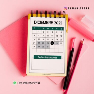 Un calendario de escritorio en espiral abierto hasta diciembre de 2025 descansa sobre una carpeta rosa con un bolígrafo, un lápiz y un subrayador rosas cerca. El día 25 está marcado con un círculo. La información de contacto y @damadistore son visibles en la imagen.