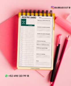 Una hoja de registro diario en un portapapeles con secciones para el nombre del alumno, la fecha y notas de actividades, colocadas en cuadernos rosas con bolígrafos rosas y un rotulador fluorescente cerca. Los datos de contacto de WhatsApp e Instagram están visibles.