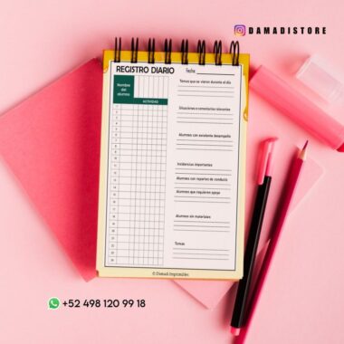 Una hoja de registro diario en un portapapeles con secciones para el nombre del alumno, la fecha y notas de actividades, colocadas en cuadernos rosas con bolígrafos rosas y un rotulador fluorescente cerca. Los datos de contacto de WhatsApp e Instagram están visibles.