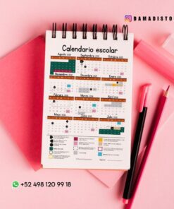 Un calendario escolar encuadernado en espiral en español sobre fondo rosa con artículos de papelería, como bolígrafos y cuadernos. El calendario muestra los meses de agosto de 2023 a julio de 2024 y destaca los días festivos y las fechas importantes.