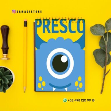 Un cuaderno de espiral azul con una portada de un monstruo tuerto de dibujos animados, titulado "PRESCO", se coloca sobre un fondo amarillo con un lápiz, un sello, una planta suculenta y hojas de eucalipto cerca. Se ven las redes sociales y la información de WhatsApp.