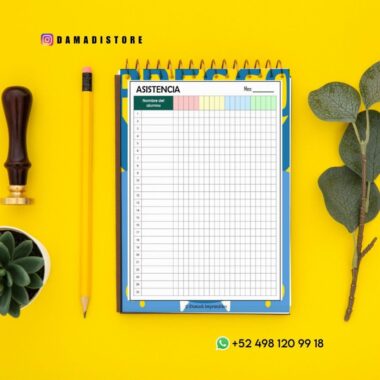 Una hoja de asistencia encuadernada en espiral en un portapapeles azul se coloca sobre un fondo amarillo, junto a un lápiz amarillo, un sello de lacre, una planta verde y hojas. También aparecen los datos de contacto e Instagram.