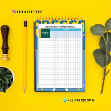 Un portapapeles con un cuadro en blanco de "Registro de Actividades Diversas" sobre una superficie amarilla, rodeado de un sello de lacre, un bolígrafo, una rodaja de limón, hojas e información de contacto de DAMADISTORE.